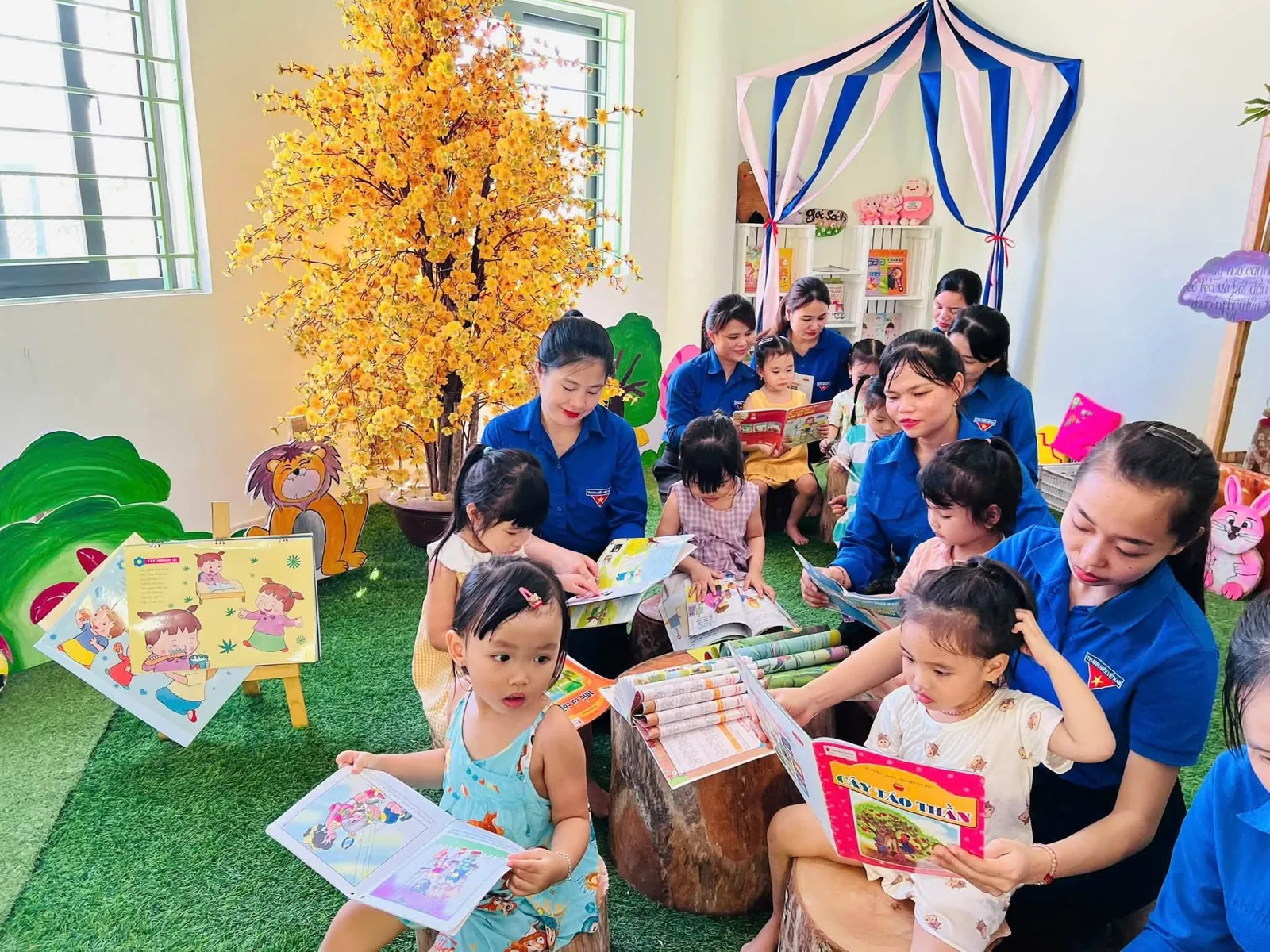 Giáo viên đồng hành cùng trẻ trong lớp học