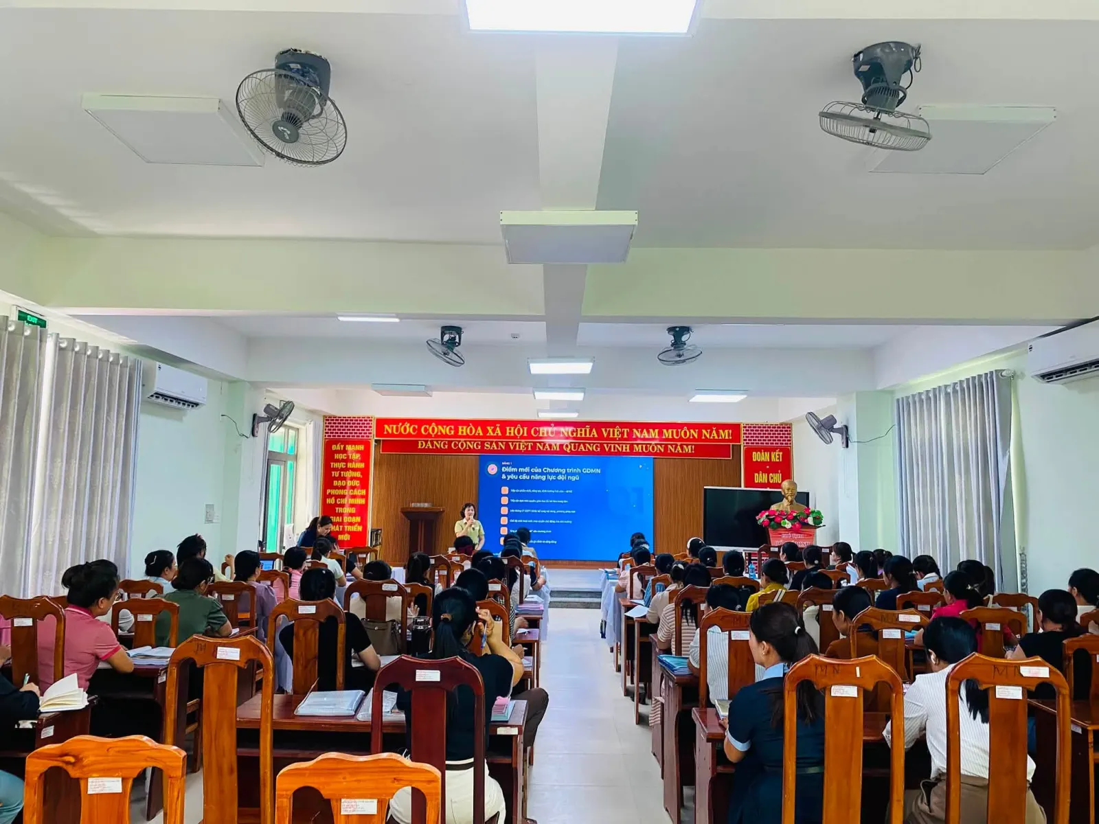 Cán bộ, giáo viên tham gia buổi tập huấn chuyên môn
