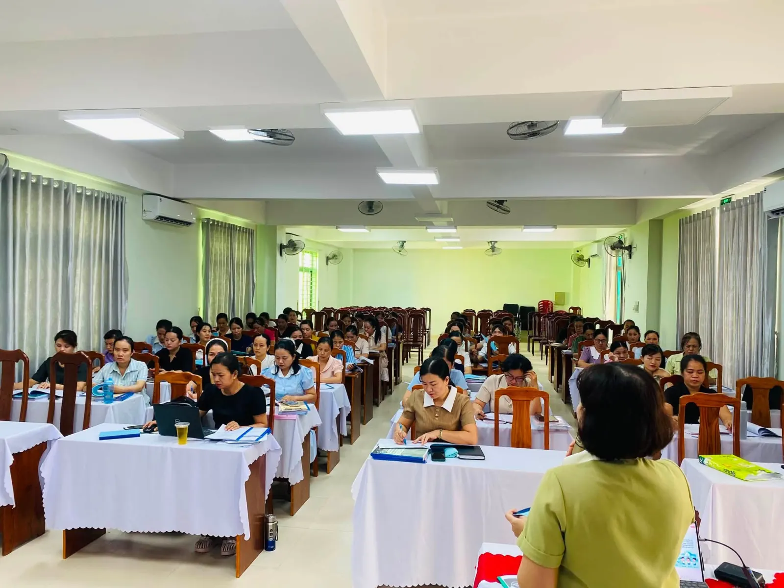 Giáo viên trao đổi trong buổi sinh hoạt chuyên môn