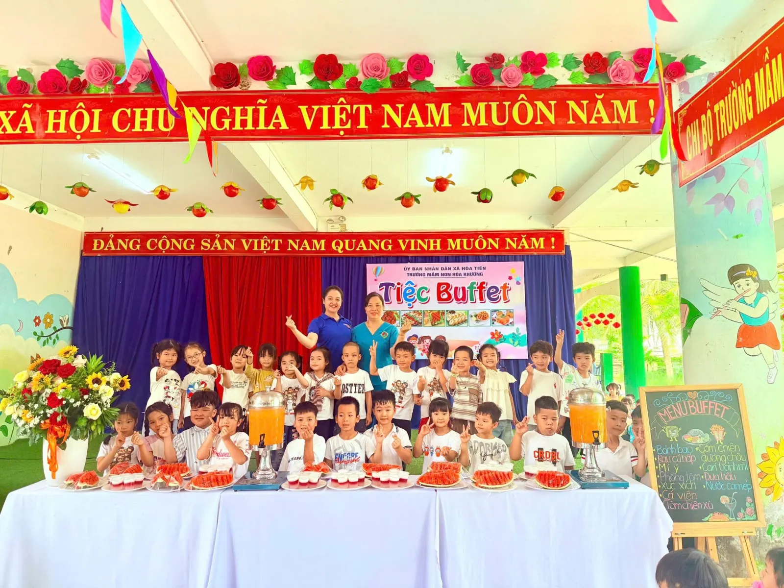 Các bé tham gia tiệc buffet tại trường