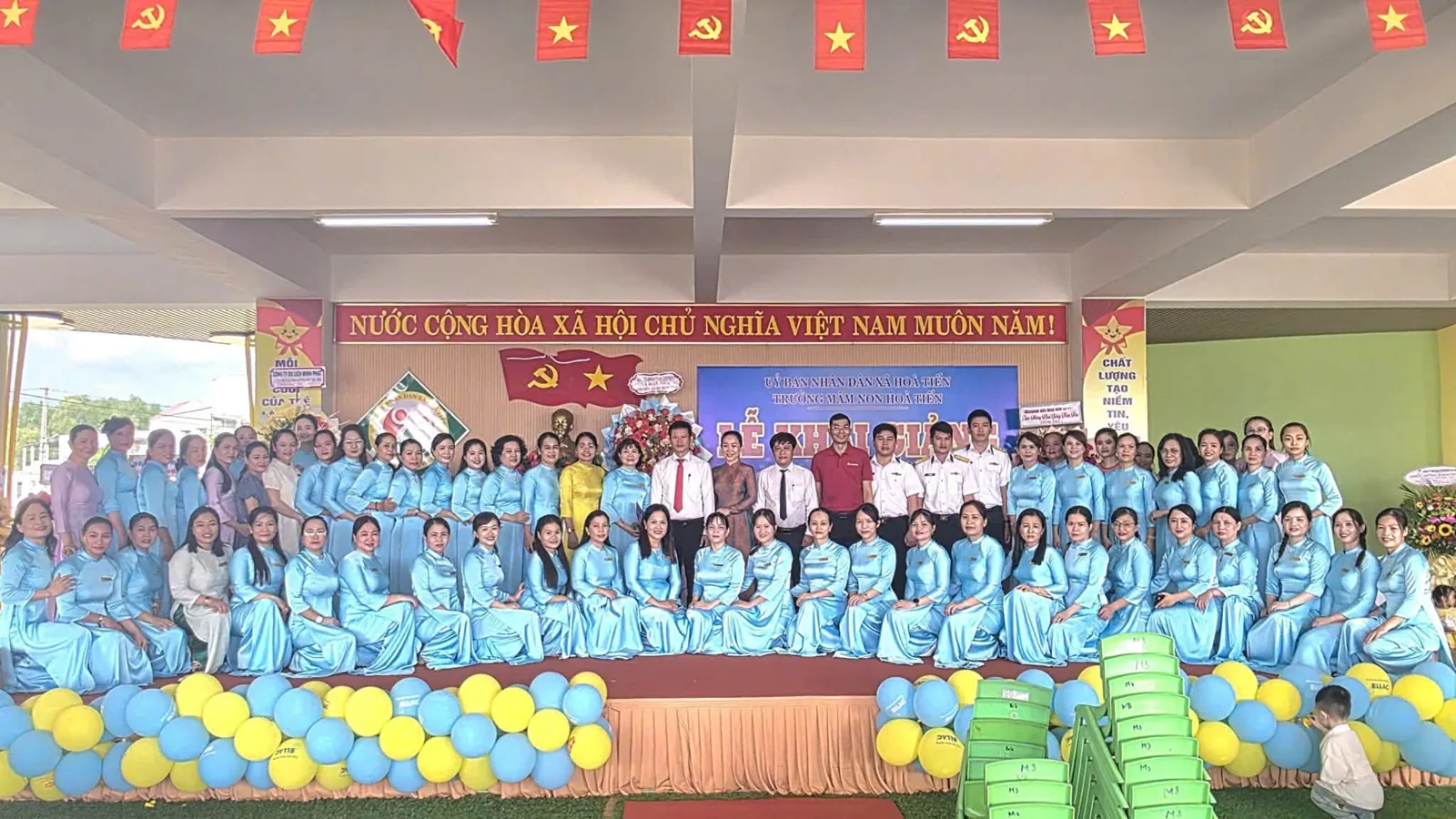 Tập thể nhà trường cùng tham gia sinh hoạt