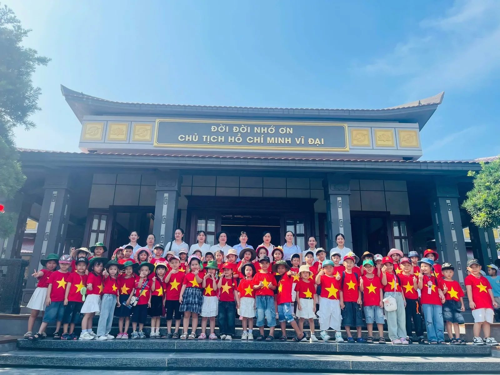 Trẻ tham gia hoạt động trải nghiệm tập thể