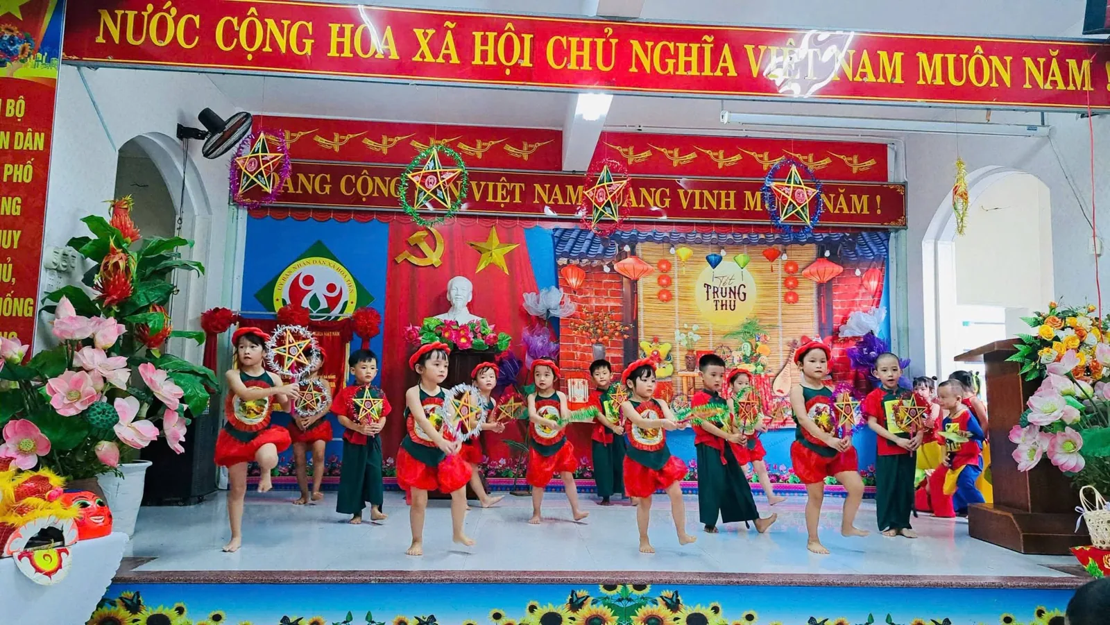 Trẻ biểu diễn văn nghệ cùng các bạn