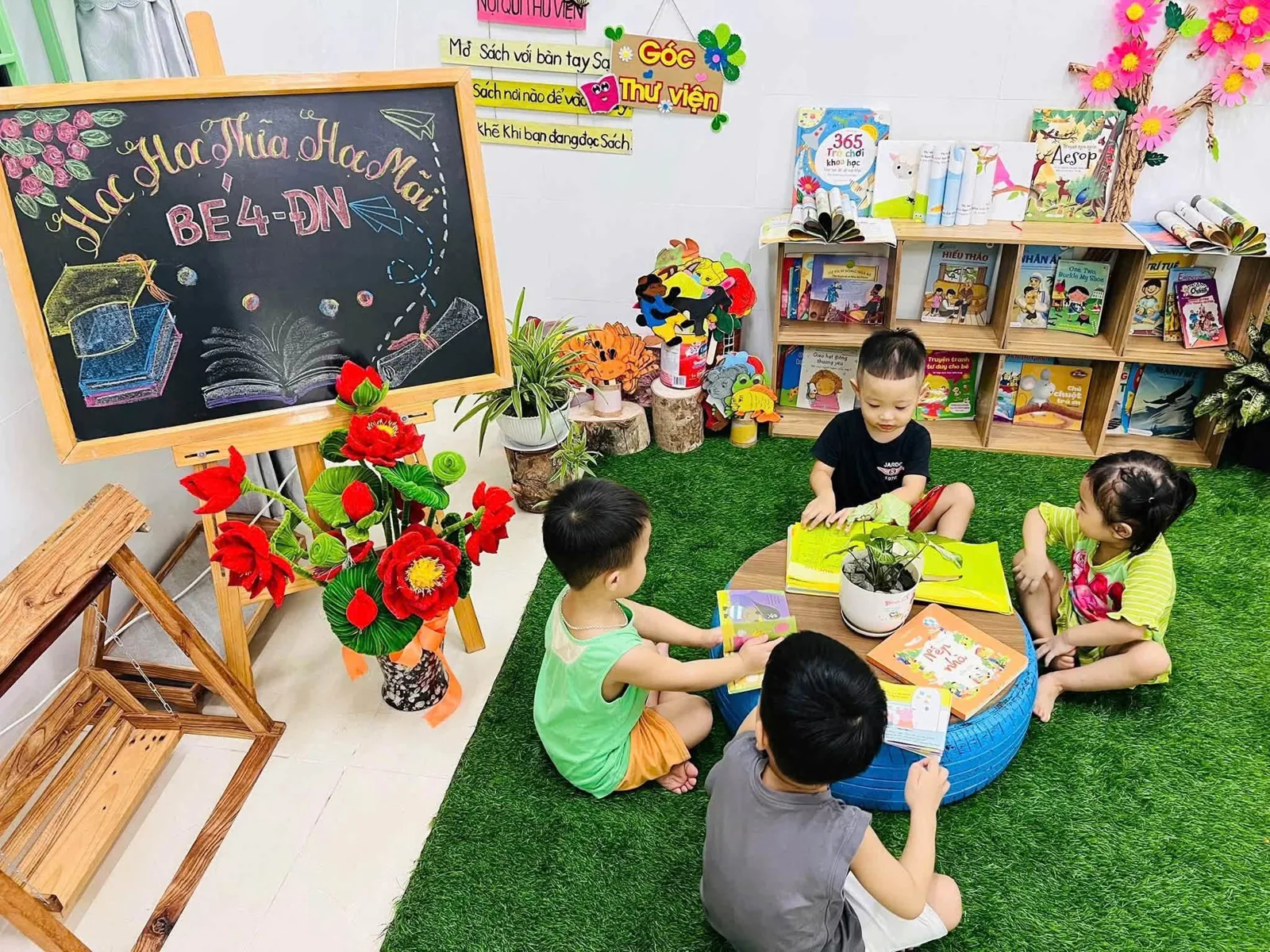 Trẻ chia sẻ và hợp tác trong hoạt động nhóm