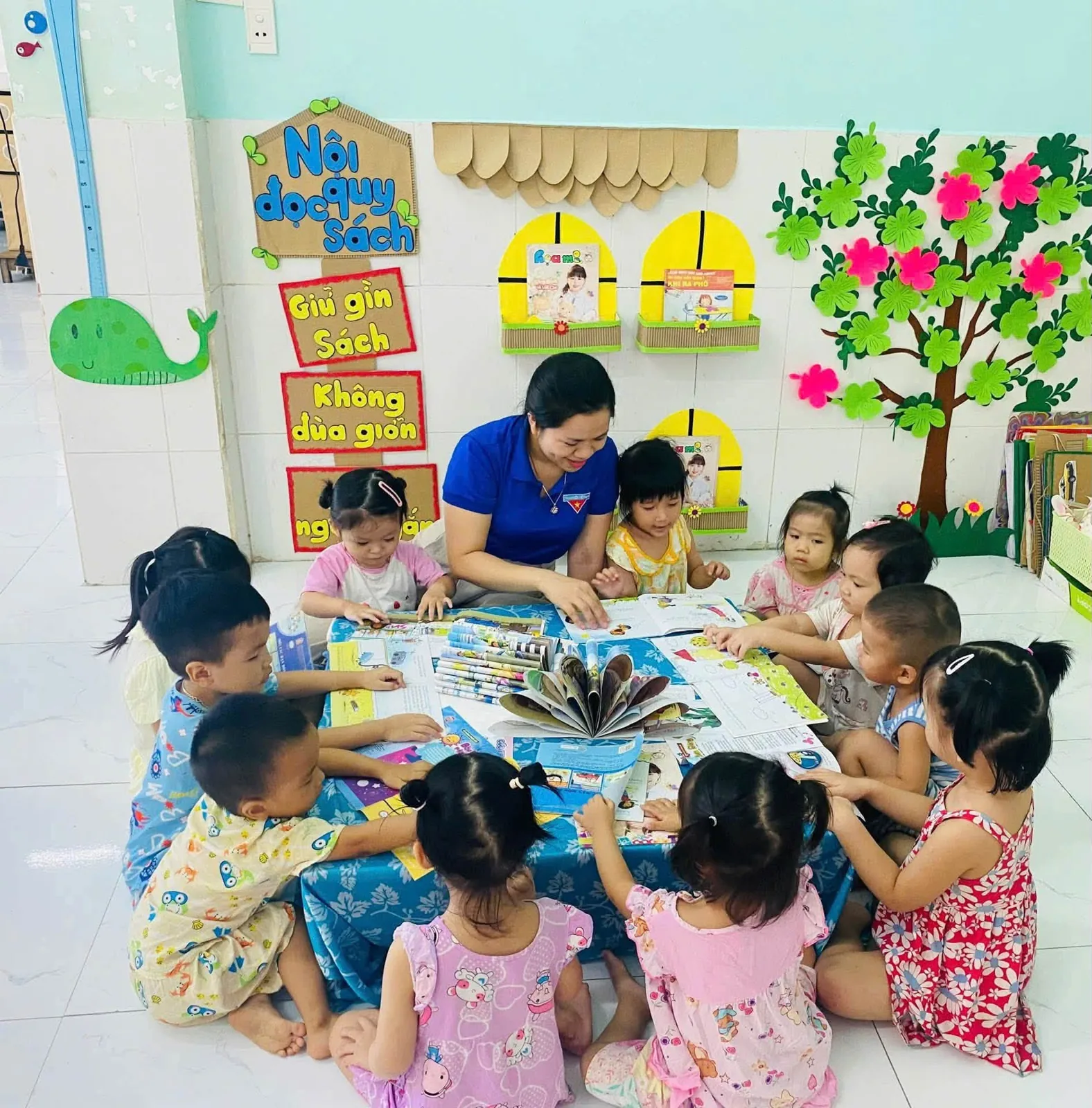 Cô và trẻ cùng tham gia hoạt động học tập