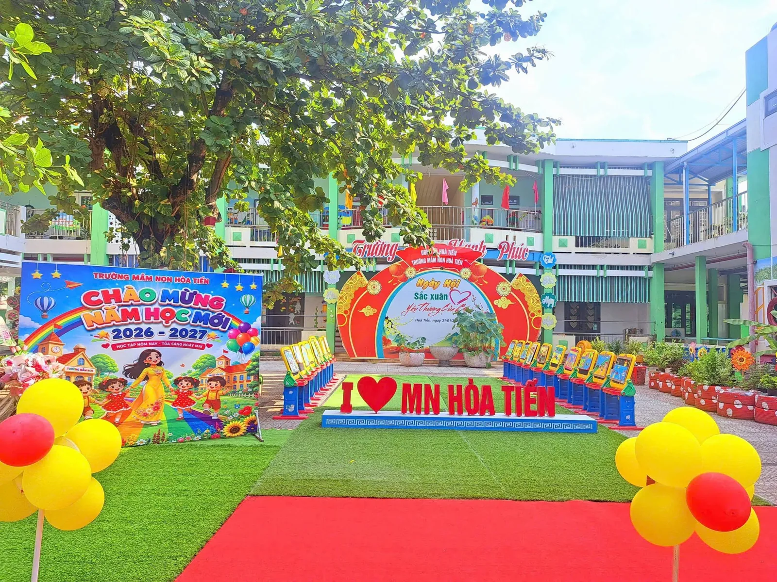 Không gian sân trường và khu vui chơi