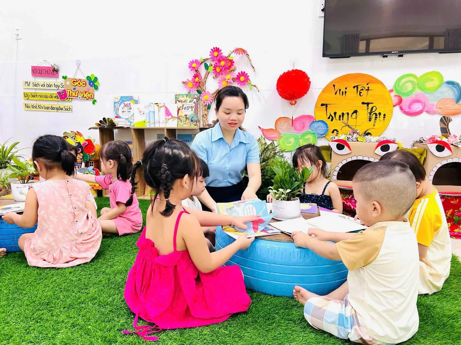 Cô và trẻ giao tiếp trong hoạt động học tập