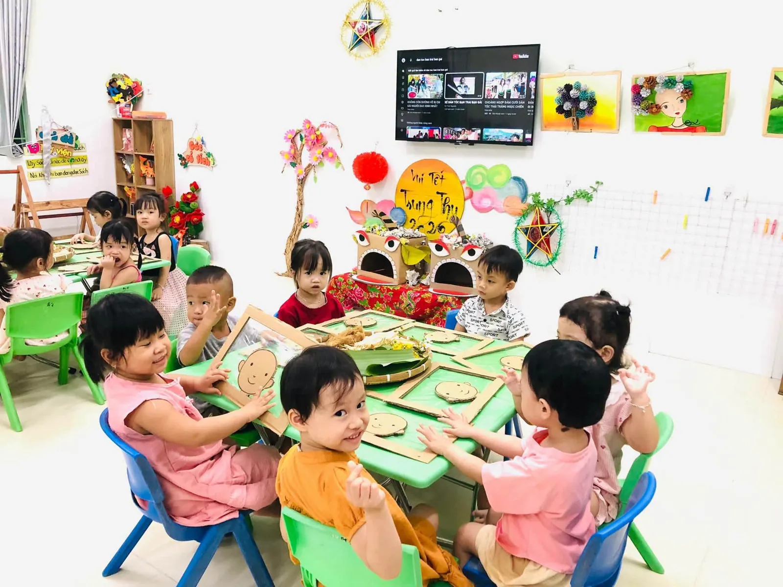 Trẻ cùng thực hành và khám phá trong lớp
