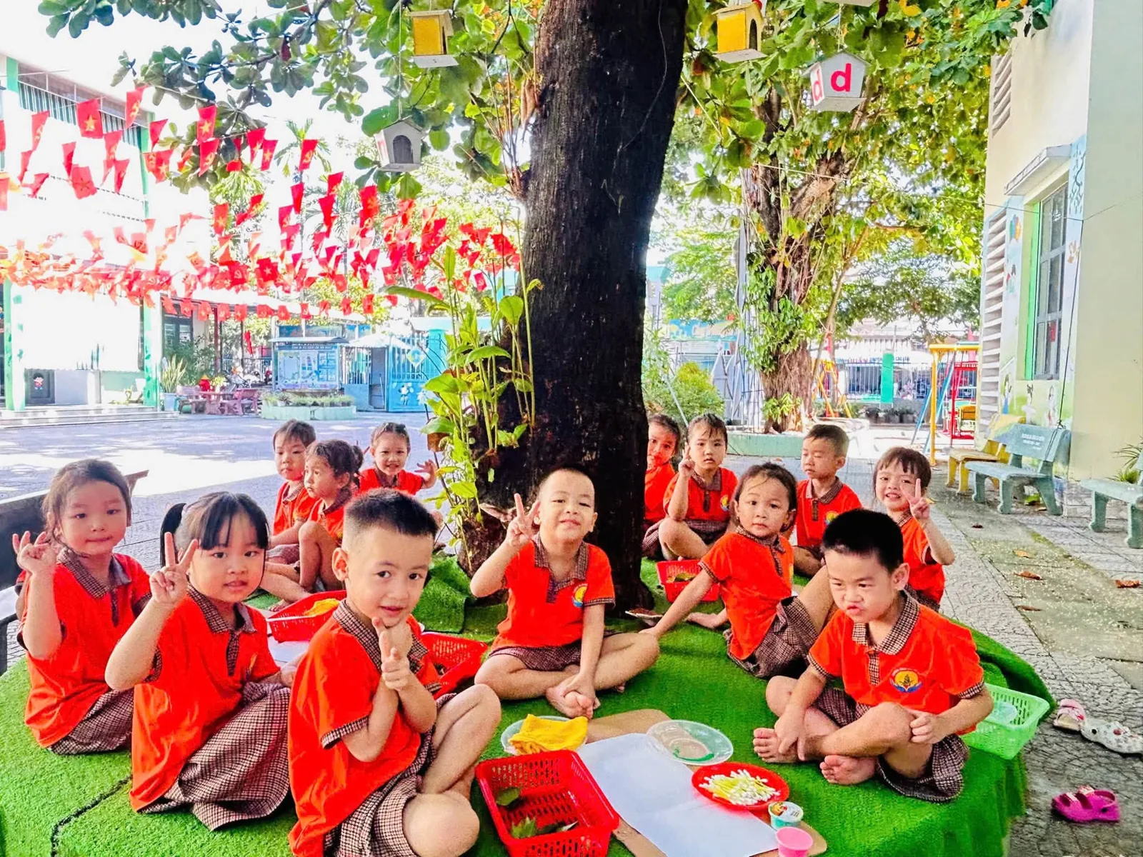 Trẻ khám phá qua hoạt động thực hành ngoài trời